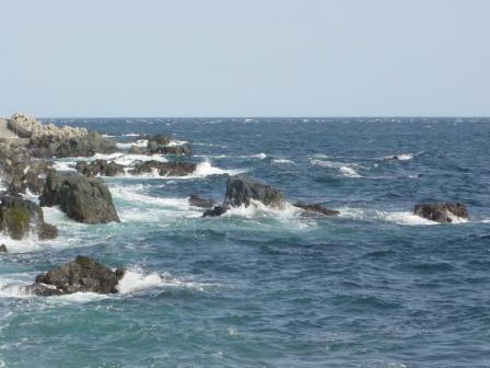 荒波の函館海（津軽海峡）の写真です。